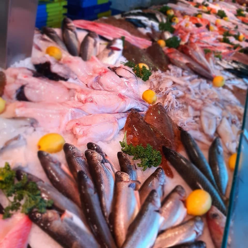 Poissonnier préparant un filet de poisson en atelier